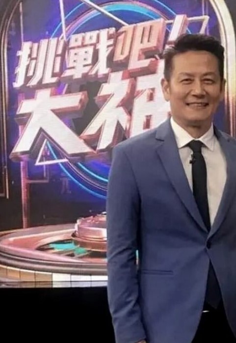 沐足养生馆小哥大胆闯入沐足养生馆一排美女技师可选幸运的挑中了大长腿黑丝美腿妖艳红牌技师 - Vv人和动物